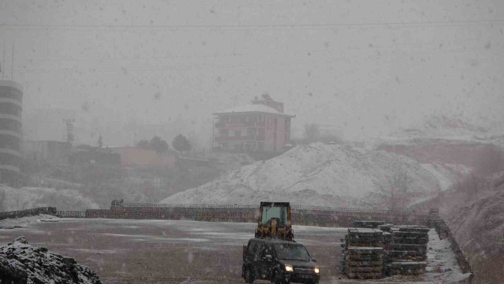 TRABZON’DA ŞEHİR MERKEZİNE MEVSİMİN İLK KARI YAĞDI. TRABZON'DA ÖZELLİKLE YÜKSEK KESİMLERDE ETKİLİ OLAN KAR YAĞIŞI ŞEHİR MERKEZİNDE DE KENDİNİ İYİCE HİSSETTİRMEYE BAŞLADI