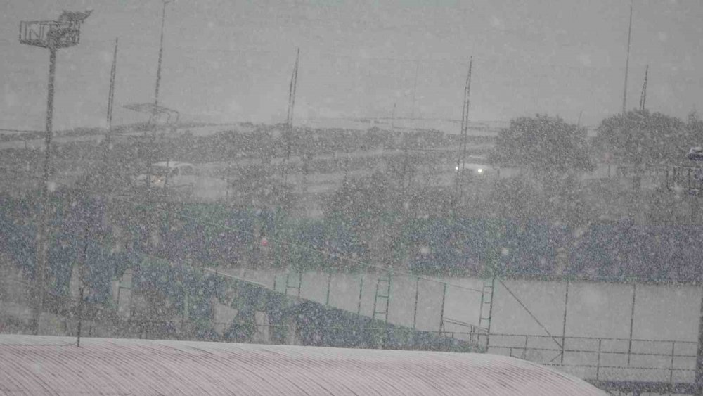 TRABZON’DA ŞEHİR MERKEZİNE MEVSİMİN İLK KARI YAĞDI. TRABZON'DA ÖZELLİKLE YÜKSEK KESİMLERDE ETKİLİ OLAN KAR YAĞIŞI ŞEHİR MERKEZİNDE DE KENDİNİ İYİCE HİSSETTİRMEYE BAŞLADI
