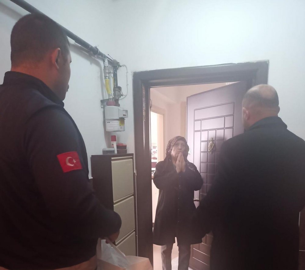 AMASYA BELEDİYESİ'NDE OLUŞTURULAN EKİPLER, GELEN DEPREMZEDELERİ YERLEŞTİKLERİ YURT İLE EVLERDE ZİYARET EDİP BELİRLENEN İHTİYAÇLARINI SAĞLAMAYA ÇALIŞIYOR