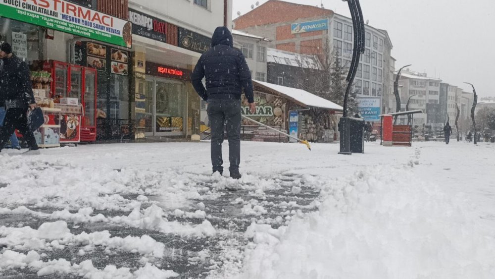 BOLU'DA SABAH SAATLERİNDE BAŞLAYAN KAR YAĞIŞI, ŞEHİR MERKEZİNDE ETKİLİ OLUYOR. ARAÇLARIN VE EVLERİN ÜZERİ BEYAZ ÖRTÜYLE KAPLANIRKEN KAR KALINLIĞI 5 SANTİMETREYE ULAŞTI