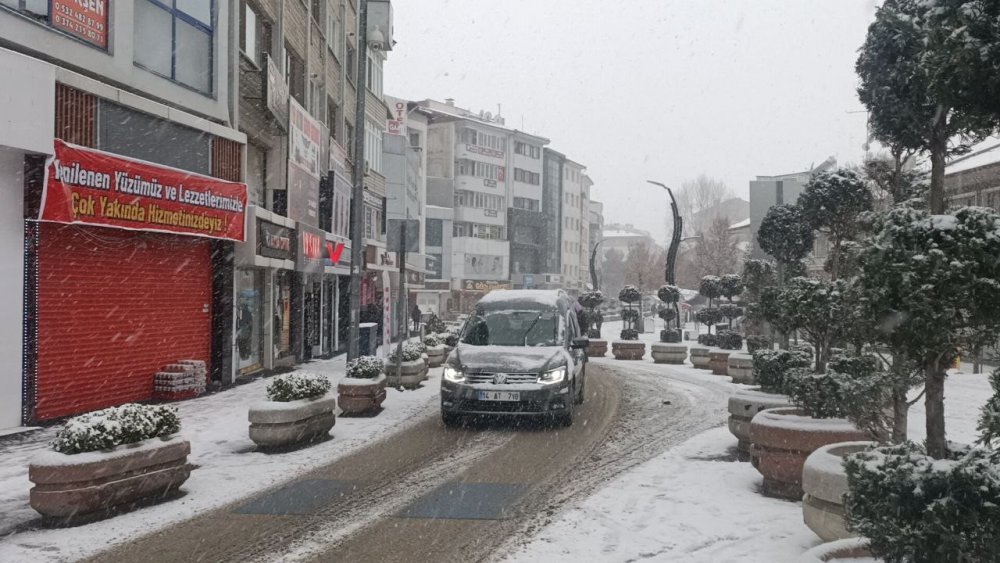 BOLU'DA SABAH SAATLERİNDE BAŞLAYAN KAR YAĞIŞI, ŞEHİR MERKEZİNDE ETKİLİ OLUYOR. ARAÇLARIN VE EVLERİN ÜZERİ BEYAZ ÖRTÜYLE KAPLANIRKEN KAR KALINLIĞI 5 SANTİMETREYE ULAŞTI