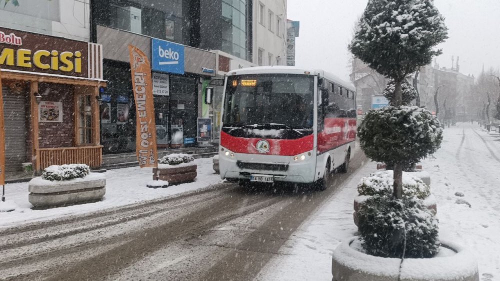BOLU'DA SABAH SAATLERİNDE BAŞLAYAN KAR YAĞIŞI, ŞEHİR MERKEZİNDE ETKİLİ OLUYOR. ARAÇLARIN VE EVLERİN ÜZERİ BEYAZ ÖRTÜYLE KAPLANIRKEN KAR KALINLIĞI 5 SANTİMETREYE ULAŞTI