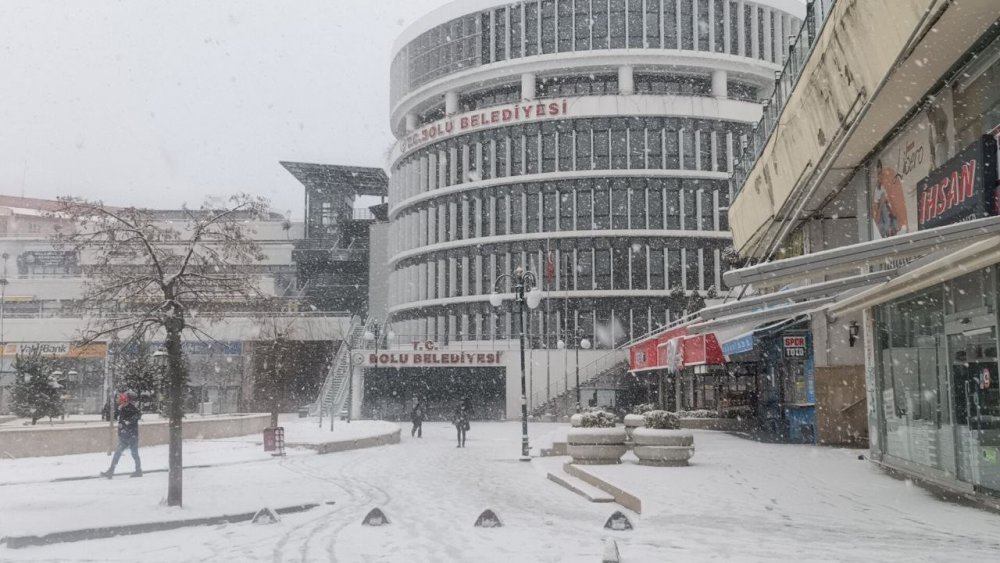 BOLU'DA SABAH SAATLERİNDE BAŞLAYAN KAR YAĞIŞI, ŞEHİR MERKEZİNDE ETKİLİ OLUYOR. ARAÇLARIN VE EVLERİN ÜZERİ BEYAZ ÖRTÜYLE KAPLANIRKEN KAR KALINLIĞI 5 SANTİMETREYE ULAŞTI