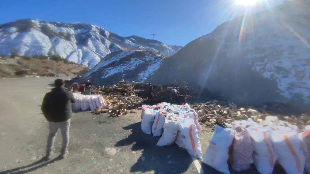 ERZURUM'UN UZUNDERE İLÇESİNDE YAŞAYAN VATANDAŞLAR GÖNÜLLÜ OLARAK BİR MEYDANA TOPLADIKLARI ODUNLARI KESİP DEPREM BÖLGESİNE GÖNDERMEK ÜZERE KISA SÜREDE HAZIRLADILAR