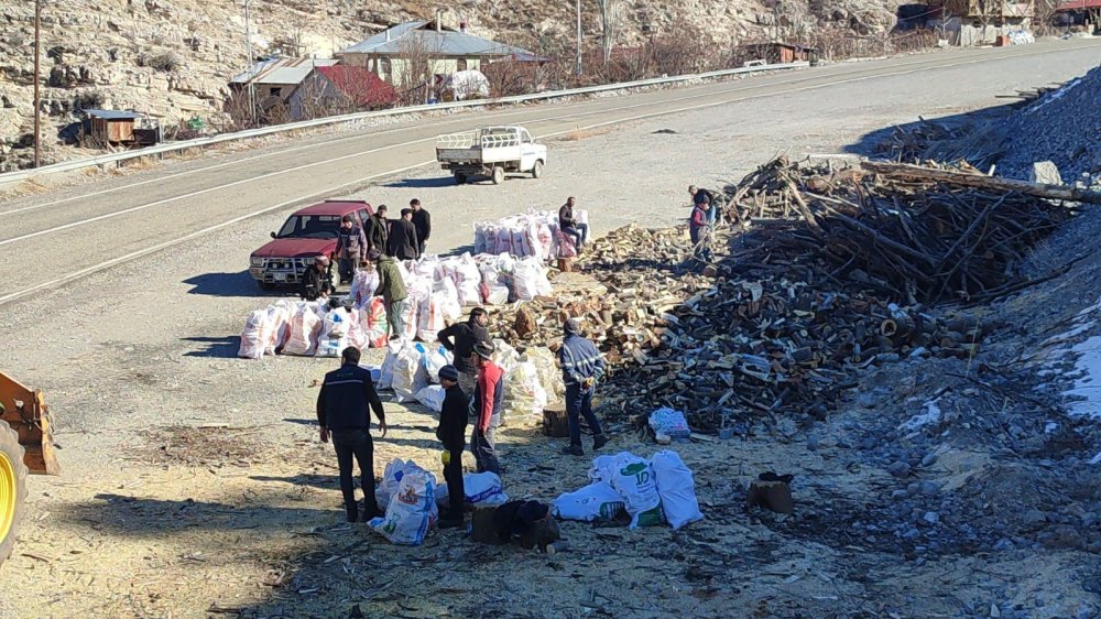 ERZURUM'UN UZUNDERE İLÇESİNDE YAŞAYAN VATANDAŞLAR GÖNÜLLÜ OLARAK BİR MEYDANA TOPLADIKLARI ODUNLARI KESİP DEPREM BÖLGESİNE GÖNDERMEK ÜZERE KISA SÜREDE HAZIRLADILAR