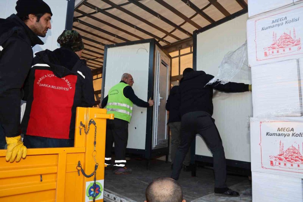 KAHRAMANMARAŞ MERKEZLİ İKİ BÜYÜK DEPREMİN YARALARINI SARMAK İÇİN TÜM İMKANLARINI SEFERBER EDEN DARICA BELEDİYESİ, BÖLGEDE EN BÜYÜK İHTİYAÇ OLAN MOBİL TUVALETLERİN ÜRETİMİNE BAŞLADI
