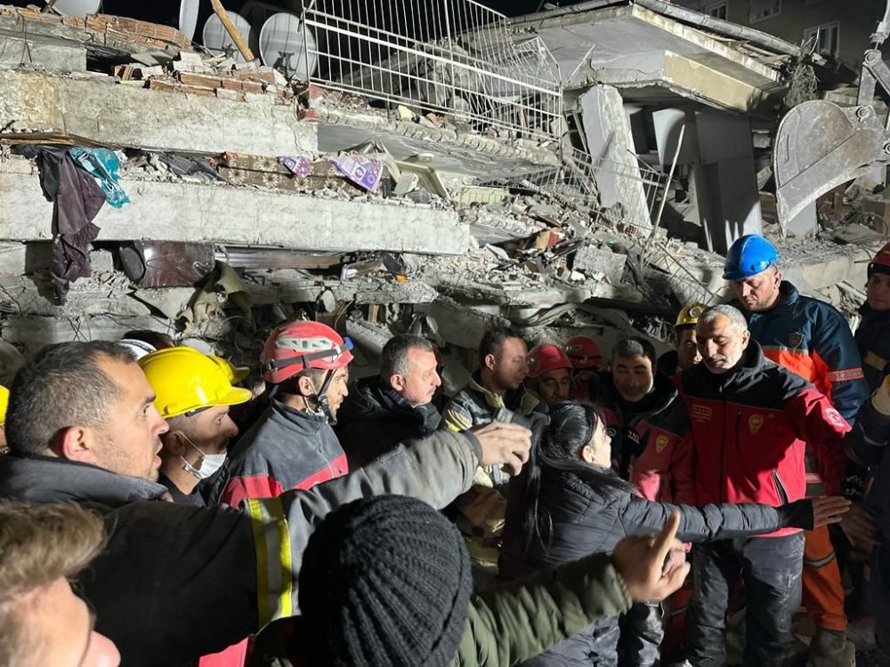 KAHRAMANMARAŞ'TA MEYDANA GELEN İKİ BÜYÜK DEPREMİN ARDINDAN AFET BÖLGELERİNDE GÖREVLENDİRİLEN KOCAELİ BÜYÜKŞEHİR BELEDİYESİ EKİPLERİ, 82 KİŞİYİ ENKAZDAN KURTARDI