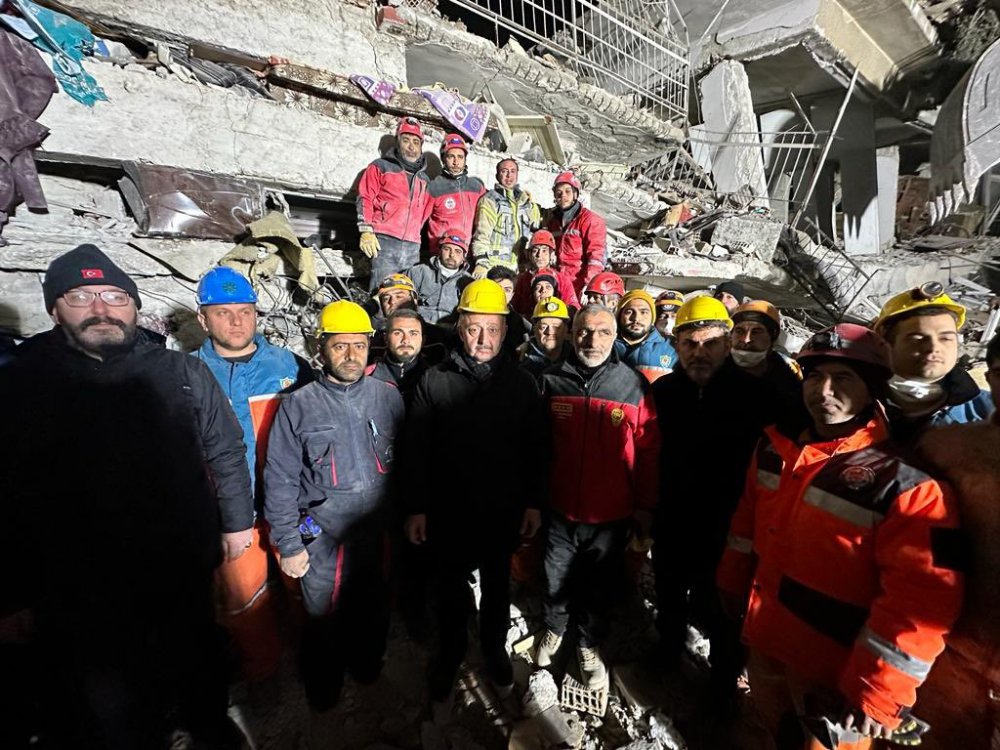 KAHRAMANMARAŞ'TA MEYDANA GELEN İKİ BÜYÜK DEPREMİN ARDINDAN AFET BÖLGELERİNDE GÖREVLENDİRİLEN KOCAELİ BÜYÜKŞEHİR BELEDİYESİ EKİPLERİ, 82 KİŞİYİ ENKAZDAN KURTARDI