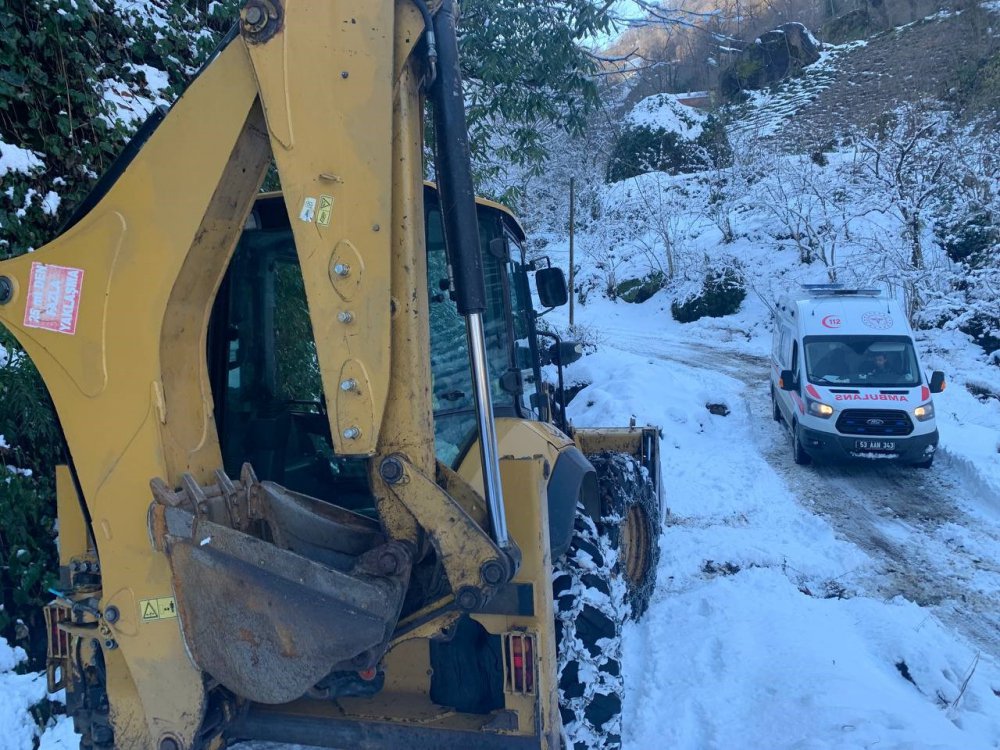 RİZE'NİN PAZAR İLÇESİNDE KÖYDE YAŞAYAN TANSİYON HASTASI VATANDAŞI HASTANEYE GÖTÜRMEK İÇİN GİDEN AMBULANS KARDAN ÖTÜRÜ ÇIKAMAYINCA EKİPLER KEPÇEYLE YOLU AÇTI