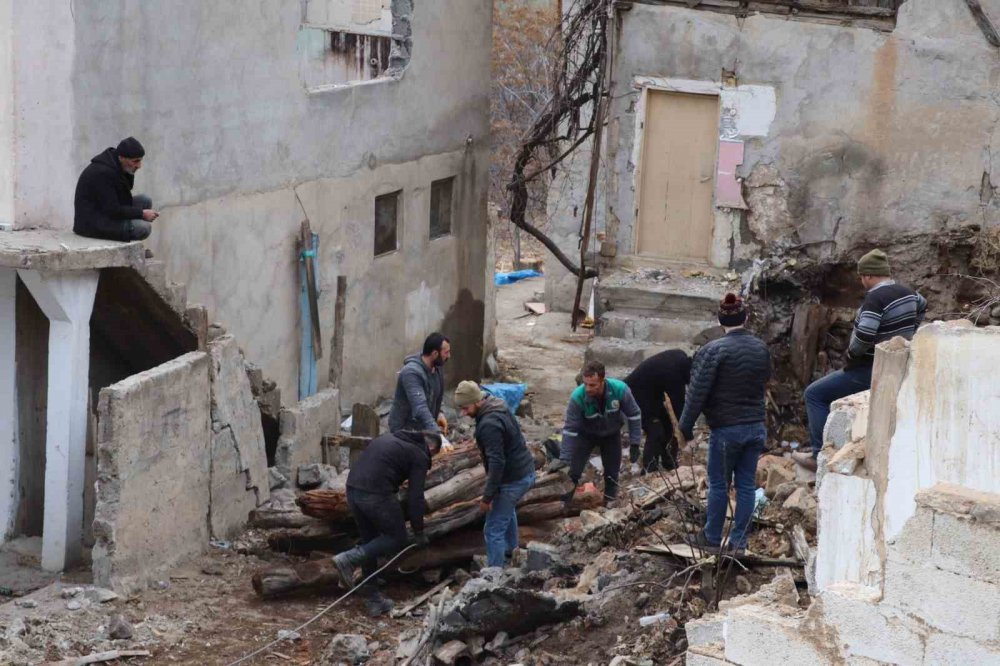 ARTVİN'DE BARAJ SULARI ALTINDA KALACAK OLAN YUSUFELİ İLÇESİNDEKİ ASIRLIK AĞAÇLAR KESİLEREK DEPREM BÖLGESİNDE BULUNAN VATANDAŞLARIN ISINMASI İÇİN GÖNDERİLDİ