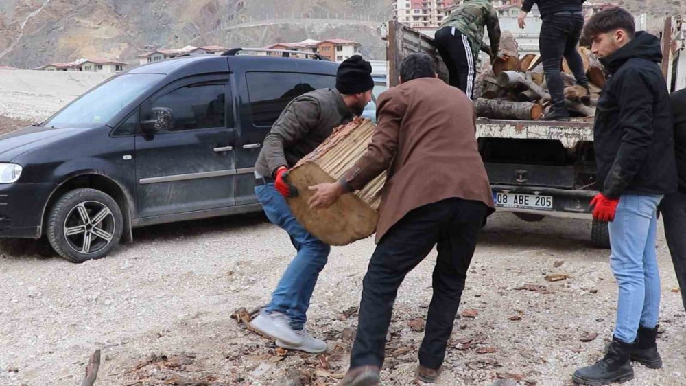 ARTVİN'DE BARAJ SULARI ALTINDA KALACAK OLAN YUSUFELİ İLÇESİNDEKİ ASIRLIK AĞAÇLAR KESİLEREK DEPREM BÖLGESİNDE BULUNAN VATANDAŞLARIN ISINMASI İÇİN GÖNDERİLDİ