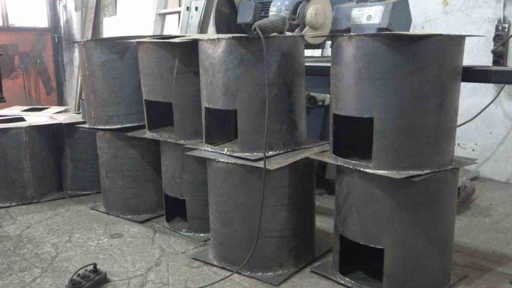 GÜMÜŞHANE SANAYİ ESNAFI, STK'LAR VE SİYASİ PARTİLERİN DESTEKLERİYLE DEPREMZEDELERİN ISINMA İHTİYAÇLARINI GİDERMELERİ İÇİN SOBA ÜRETİMİNE BAŞLADI. İLK ETAPTA 300 ADET ÜRETİLECEK SOBALARIN SAYISI İHTİYACA GÖRE ARTTIRILACAK