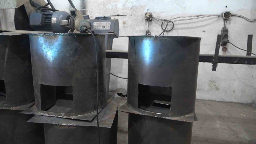 GÜMÜŞHANE SANAYİ ESNAFI, STK'LAR VE SİYASİ PARTİLERİN DESTEKLERİYLE DEPREMZEDELERİN ISINMA İHTİYAÇLARINI GİDERMELERİ İÇİN SOBA ÜRETİMİNE BAŞLADI. İLK ETAPTA 300 ADET ÜRETİLECEK SOBALARIN SAYISI İHTİYACA GÖRE ARTTIRILACAK