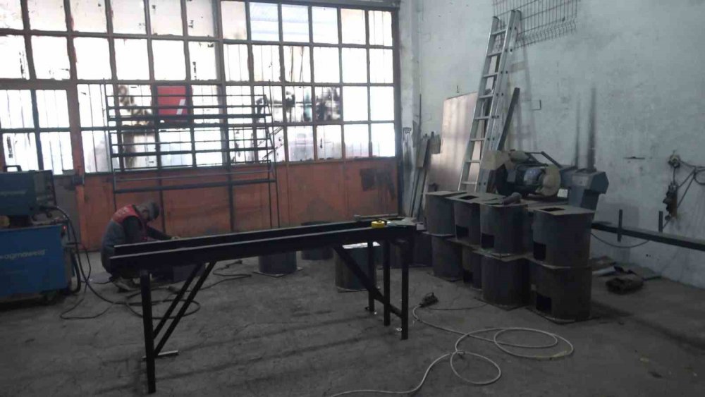 GÜMÜŞHANE SANAYİ ESNAFI, STK'LAR VE SİYASİ PARTİLERİN DESTEKLERİYLE DEPREMZEDELERİN ISINMA İHTİYAÇLARINI GİDERMELERİ İÇİN SOBA ÜRETİMİNE BAŞLADI. İLK ETAPTA 300 ADET ÜRETİLECEK SOBALARIN SAYISI İHTİYACA GÖRE ARTTIRILACAK