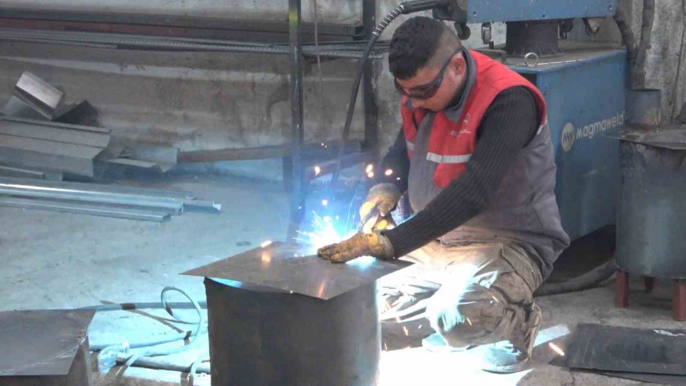 GÜMÜŞHANE SANAYİ ESNAFI, STK'LAR VE SİYASİ PARTİLERİN DESTEKLERİYLE DEPREMZEDELERİN ISINMA İHTİYAÇLARINI GİDERMELERİ İÇİN SOBA ÜRETİMİNE BAŞLADI. İLK ETAPTA 300 ADET ÜRETİLECEK SOBALARIN SAYISI İHTİYACA GÖRE ARTTIRILACAK