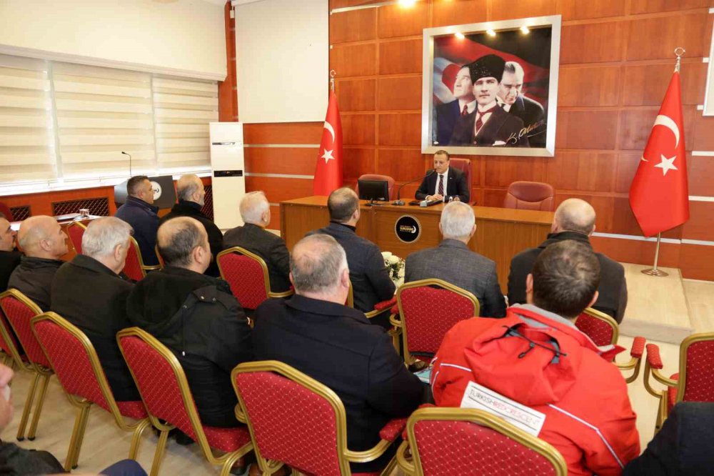 GÜMÜŞHANE VALİSİ KAMURAN TAŞBİLEK “TEKRAR GAYRET, HA GAYRET” DİYEREK YARDIM KAMPANYALARININ DEVAMINI İSTEDİ