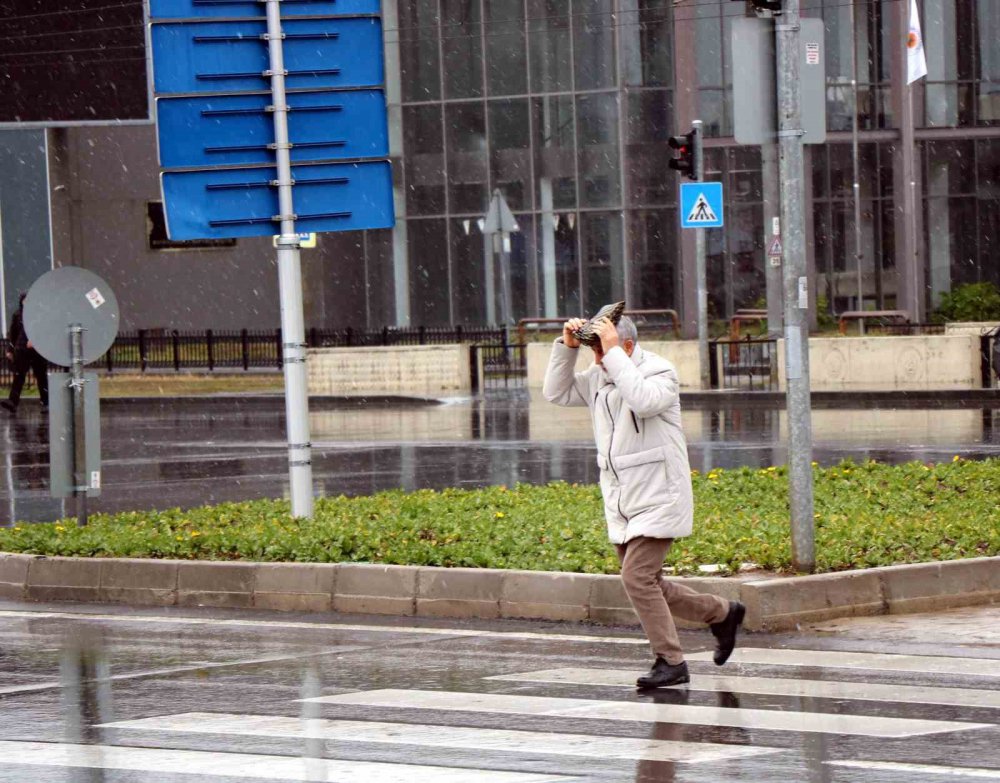 KIŞ MEVSİMİNİN EN SOĞUK GÜNLERİNİN YAŞANDIĞI SAMSUN'DA KAR YAĞIŞI ARALIKLARLA ETKİLİ OLURKEN, 80 KIRSAL MAHALLENİN YOLU ULAŞIMA KAPANDI