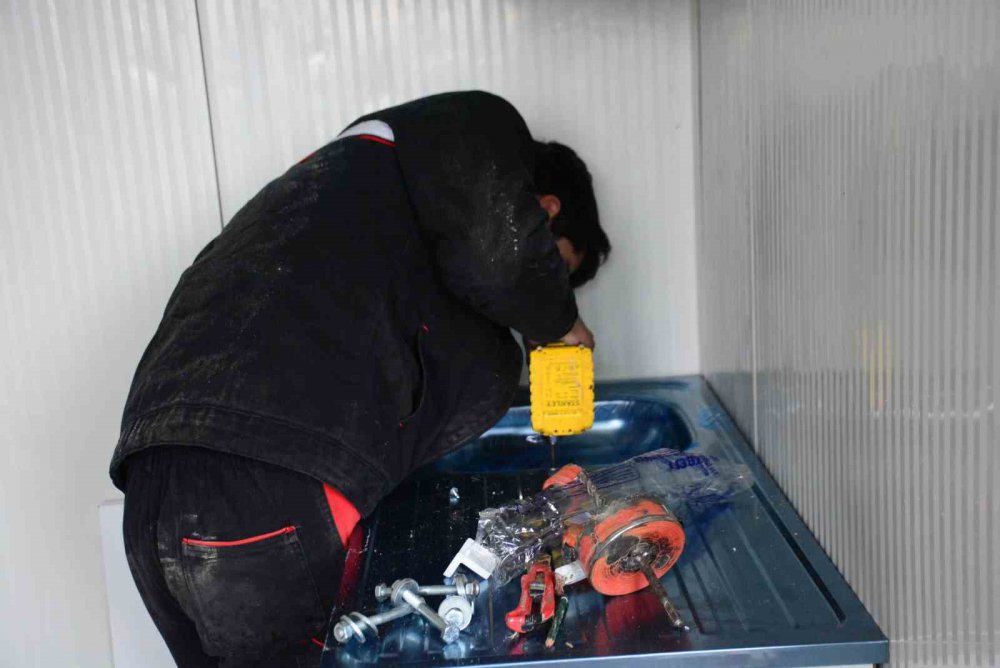 KONTEYNERE TALEP ARTTI, ÜRETİM İKİ KATINA ÇIKTI. KOCAELİ'DE KONTEYNER ÜRETİMİ YAPAN BİR İŞ YERİ, SON GÜNLERDE YALNIZCA DEPREM BÖLGESİ İÇİN İMALAT YAPIYOR