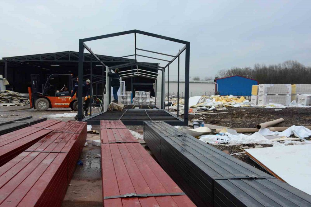 KONTEYNERE TALEP ARTTI, ÜRETİM İKİ KATINA ÇIKTI. KOCAELİ'DE KONTEYNER ÜRETİMİ YAPAN BİR İŞ YERİ, SON GÜNLERDE YALNIZCA DEPREM BÖLGESİ İÇİN İMALAT YAPIYOR