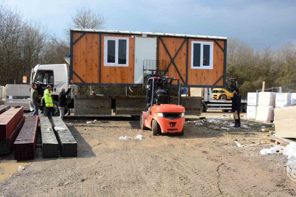 KONTEYNERE TALEP ARTTI, ÜRETİM İKİ KATINA ÇIKTI. KOCAELİ'DE KONTEYNER ÜRETİMİ YAPAN BİR İŞ YERİ, SON GÜNLERDE YALNIZCA DEPREM BÖLGESİ İÇİN İMALAT YAPIYOR