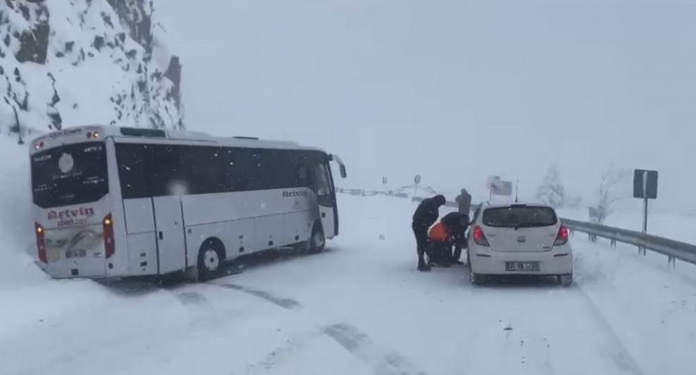 AĞIR TONAJLI ARAÇLAR YOLDA KALDI, ARTVİN-ARDAHAN YOLU ULAŞIMA KAPANDI