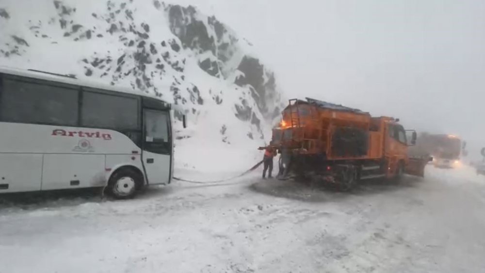 AĞIR TONAJLI ARAÇLAR YOLDA KALDI, ARTVİN-ARDAHAN YOLU ULAŞIMA KAPANDI