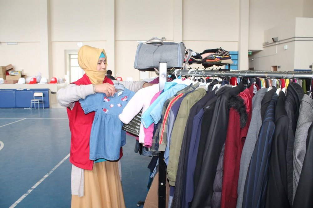 BAYBURT VALİLİĞİNİN BAŞLATMIŞ OLDUĞU YARDIM KAMPANYASINDA, DEPREMZEDELERİN BESLENME, BARINMA, GİYİNME İHTİYAÇLARI GİDERİLMEYE DEVAM EDİYOR