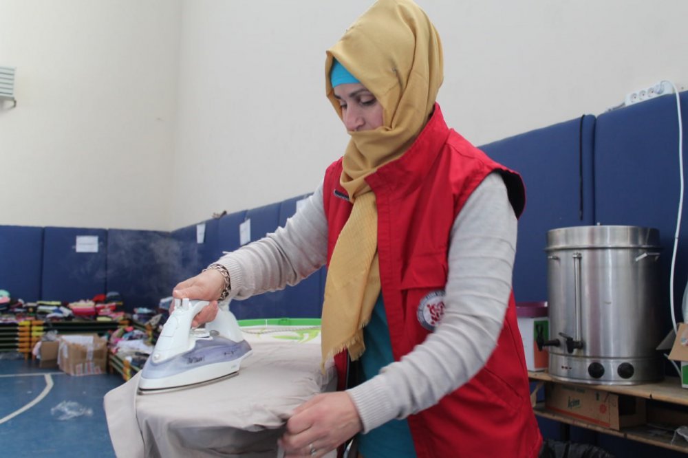 BAYBURT VALİLİĞİNİN BAŞLATMIŞ OLDUĞU YARDIM KAMPANYASINDA, DEPREMZEDELERİN BESLENME, BARINMA, GİYİNME İHTİYAÇLARI GİDERİLMEYE DEVAM EDİYOR