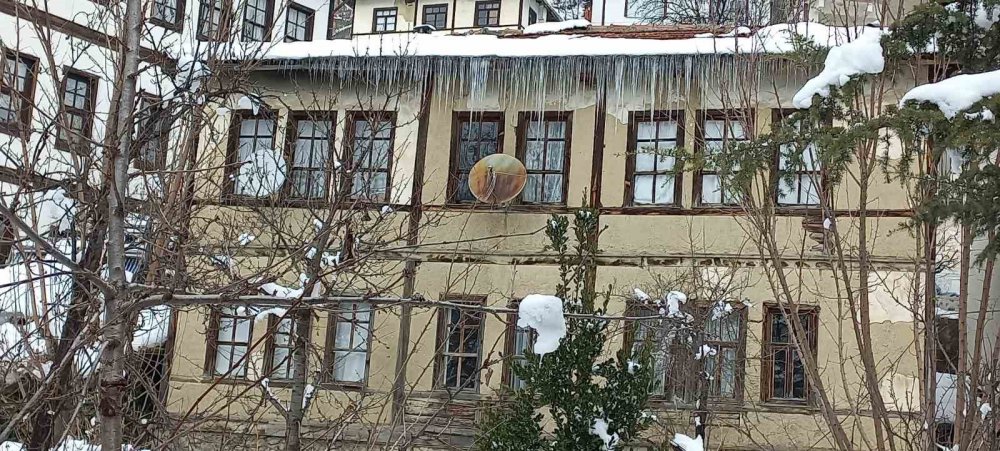 BOLU'NUN GÖYNÜK İLÇESİNDE, HAVA SICAKLIKLARININ GECE SAATLERİNDE EKSİ 10 DERECELERDE SEYRETMESİ ÜZERİNE BUZ SARKITLARI OLUŞTU