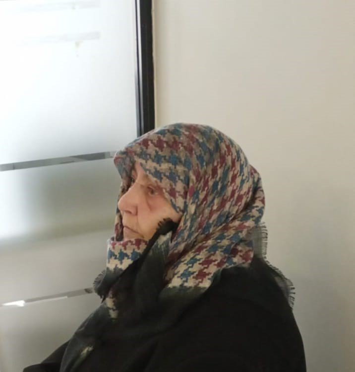 ERZURUM'UN AŞKALE İLÇESİNDE YAŞAYAN İMRAN TEYZE , HEM UMRE HEM DE ZOR GÜNLER İÇİN BİRİKTİRDİĞİ BİLEZİĞİNİ SATARAK BANKA HESABI ÜZERİNDEN DEPREMZEDELERE GÖNDERMESİ DUYGULANDIRDI