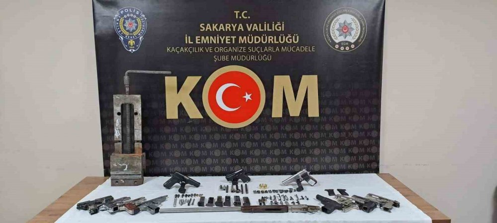 SAKARYA'DA POLİS EKİPLERİNCE YAPILAN 2 AYRI OPERASYONDA ÇOK SAYIDA RUHSATSIZ SİLAH, FİŞEK ELE GEÇİRİLİRKEN 9 ŞÜPHELİ GÖZALTINA ALINDI