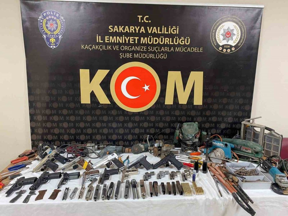 SAKARYA'DA POLİS EKİPLERİNCE YAPILAN 2 AYRI OPERASYONDA ÇOK SAYIDA RUHSATSIZ SİLAH, FİŞEK ELE GEÇİRİLİRKEN 9 ŞÜPHELİ GÖZALTINA ALINDI