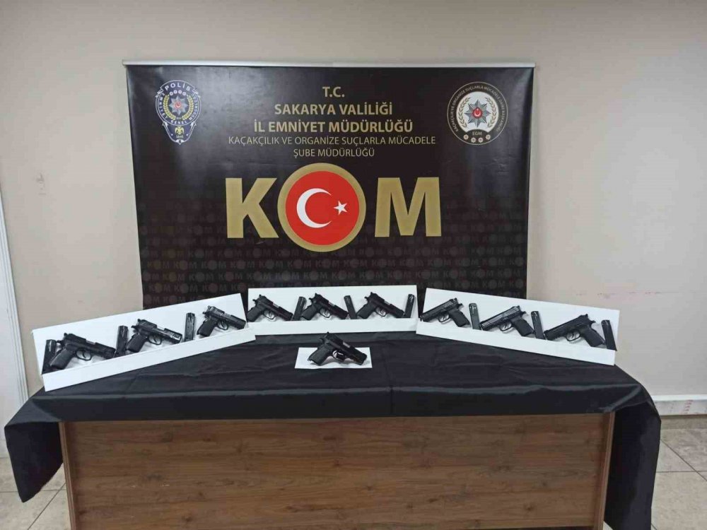 SAKARYA'DA POLİS EKİPLERİNCE YAPILAN 2 AYRI OPERASYONDA ÇOK SAYIDA RUHSATSIZ SİLAH, FİŞEK ELE GEÇİRİLİRKEN 9 ŞÜPHELİ GÖZALTINA ALINDI