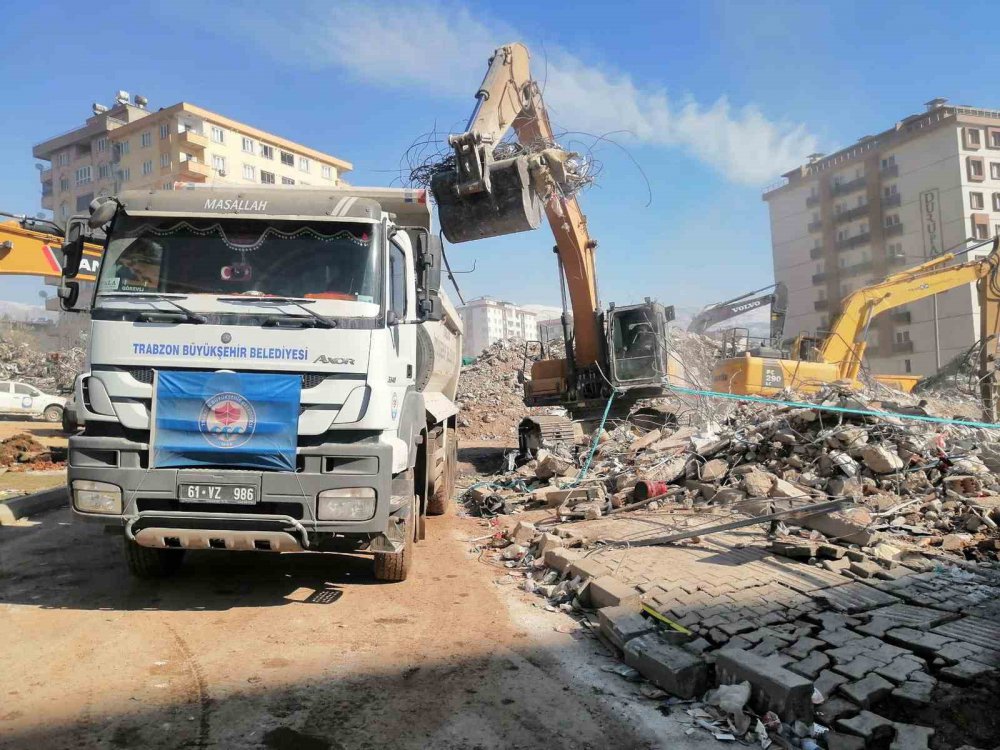 TRABZON BÜYÜKŞEHİR BELEDİYESİ KARDEŞ ŞEHİR KAHRAMANMARAŞ'IN VE 2. DEPREMİN MERKEZ ÜSSÜ ELBİSTAN'IN GÜNLÜK YAŞAM KOŞULLARINI SAĞLAMAK İÇİN TÜM İMKÂNLARINI SEFERBER EDİYOR