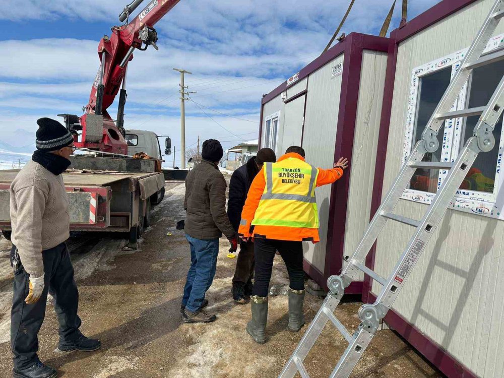 TRABZON BÜYÜKŞEHİR BELEDİYESİ KARDEŞ ŞEHİR KAHRAMANMARAŞ'IN VE 2. DEPREMİN MERKEZ ÜSSÜ ELBİSTAN'IN GÜNLÜK YAŞAM KOŞULLARINI SAĞLAMAK İÇİN TÜM İMKÂNLARINI SEFERBER EDİYOR