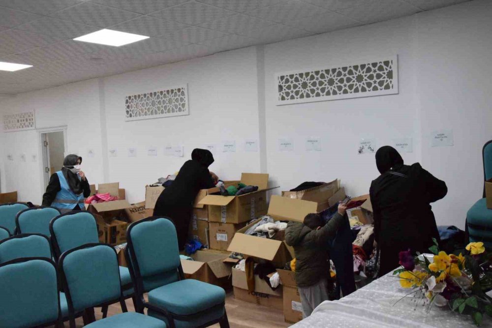 GİRESUN'DA HAYIRSEVERLERİN KATKISIYLA AÇILAN "HAYIR ÇARŞISI", KAHRAMANMARAŞ MERKEZLİ DEPREMLERİN ETKİLEDİĞİ İLLERDEN GELEN DEPREMZEDELERİN BİRÇOK İHTİYACINI KARŞILIYOR