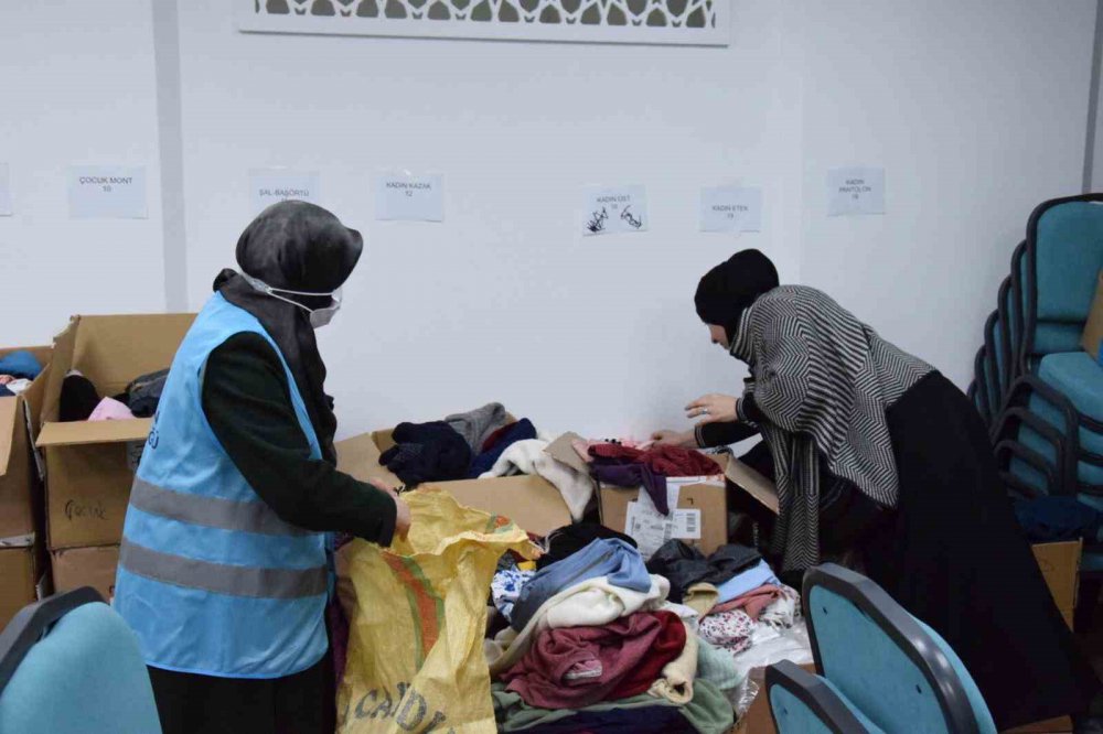 GİRESUN'DA HAYIRSEVERLERİN KATKISIYLA AÇILAN "HAYIR ÇARŞISI", KAHRAMANMARAŞ MERKEZLİ DEPREMLERİN ETKİLEDİĞİ İLLERDEN GELEN DEPREMZEDELERİN BİRÇOK İHTİYACINI KARŞILIYOR