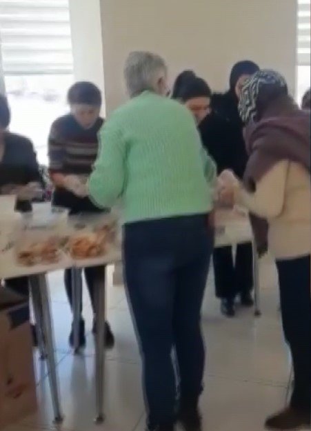 KASTAMONU'DA HASTANEDE GÖREV YAPAN SAĞLIK ÇALIŞANLARI, YAPTIKLARI KURU PASTALARI VE KURABİYELERİ PAKETLER HALİNE GETİREREK DEPREM BÖLGESİNE ULAŞTIRDI