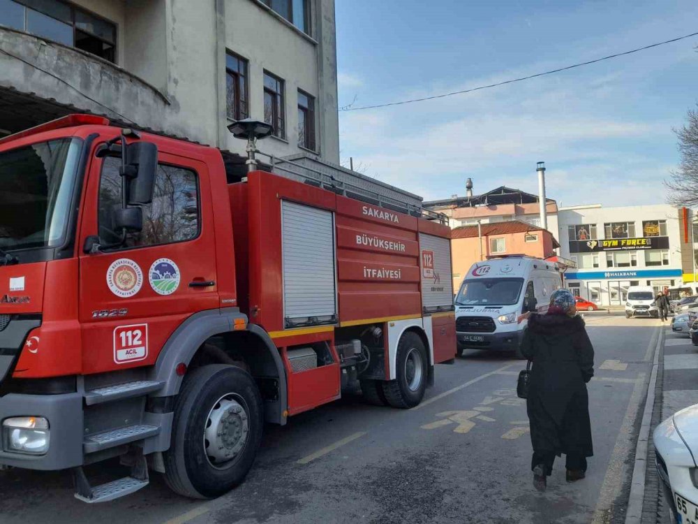SAKARYA’DA DOĞALGAZ FACİASI: 3 ÖLÜ. SAKARYA'NIN AKYAZI İLÇESİNDE KOMBİDEN SIZAN GAZDAN ZEHİRLENEN ANNE, BABA VE ÇOCUKLARI HAYATINI KAYBETTİ