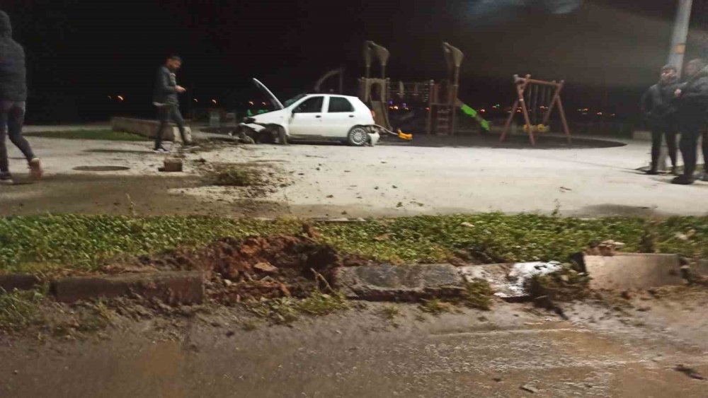 SAMSUN'UN BAFRA İLÇESİNDE VİRAJI ALAMAYAN OTOMOBİLİN ÇOCUK PARKINA DALDIĞI KAZADA 2 KİŞİ YARALANDI