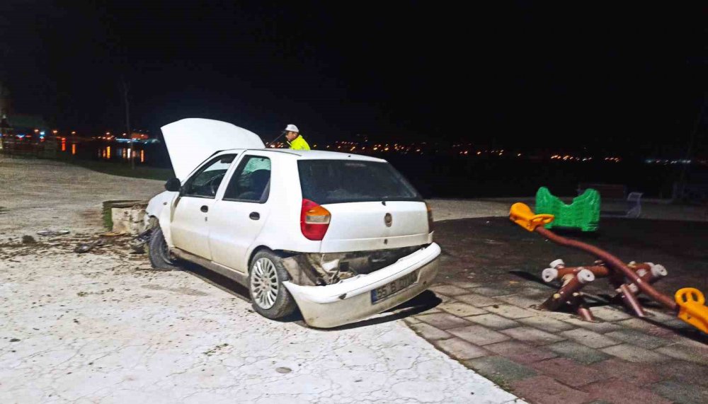 SAMSUN'UN BAFRA İLÇESİNDE VİRAJI ALAMAYAN OTOMOBİLİN ÇOCUK PARKINA DALDIĞI KAZADA 2 KİŞİ YARALANDI