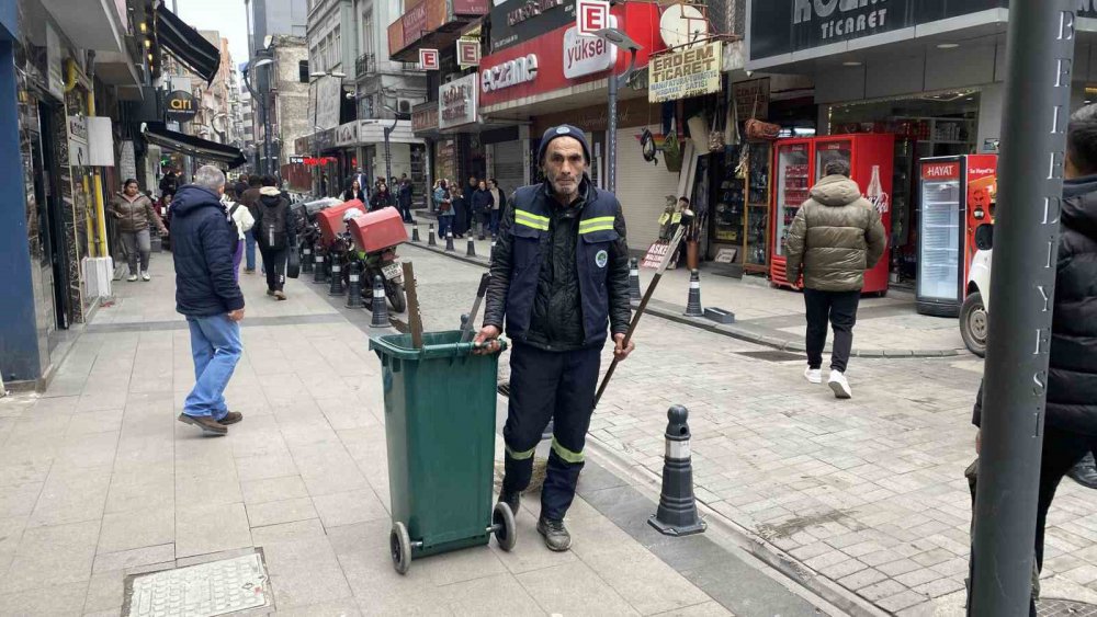 ZONGULDAK BELEDİYESİNDE TEMİZLİK PERSONELİ OLARAK GÖREV YAPAN 57 YAŞINDAKİ ABDURRAHMAN YILMAZ, DEPREM BÖLGESİNE 4 BİN TL'LİK KEFEN DESTEĞİNDE BULUNDU