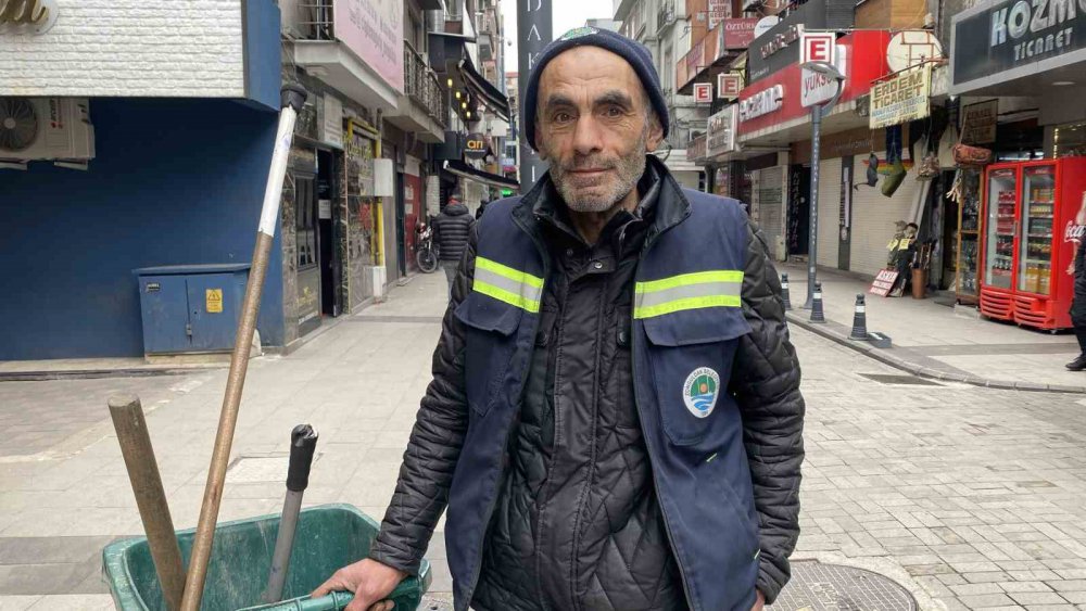 ZONGULDAK BELEDİYESİNDE TEMİZLİK PERSONELİ OLARAK GÖREV YAPAN 57 YAŞINDAKİ ABDURRAHMAN YILMAZ, DEPREM BÖLGESİNE 4 BİN TL'LİK KEFEN DESTEĞİNDE BULUNDU