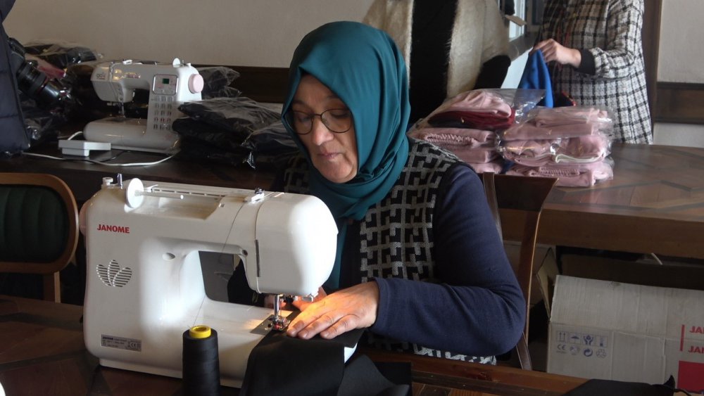 KASTAMONULU GÖNÜLLÜ KADINLAR, DEPREMZEDELER İÇİN KIŞLIK KIYAFET DİKİYOR