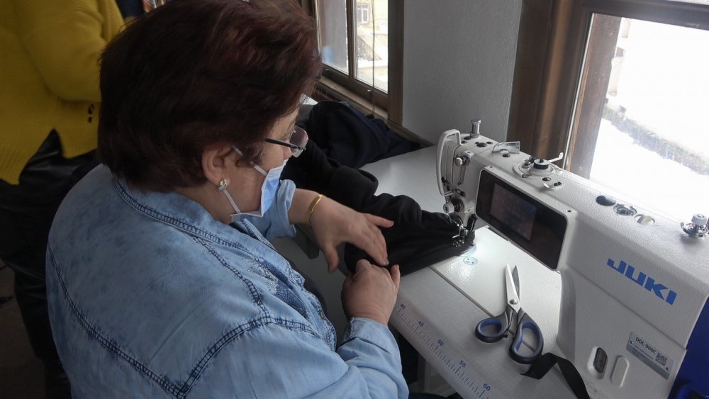 KASTAMONULU GÖNÜLLÜ KADINLAR, DEPREMZEDELER İÇİN KIŞLIK KIYAFET DİKİYOR