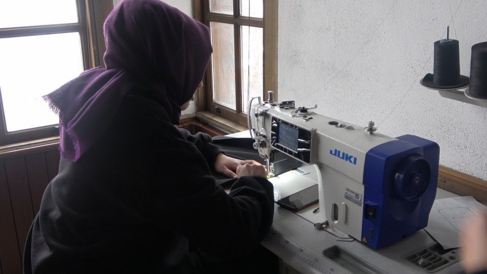 KASTAMONULU GÖNÜLLÜ KADINLAR, DEPREMZEDELER İÇİN KIŞLIK KIYAFET DİKİYOR