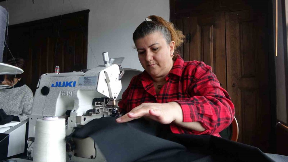 KASTAMONULU GÖNÜLLÜ KADINLAR, DEPREMZEDELER İÇİN KIŞLIK KIYAFET DİKİYOR