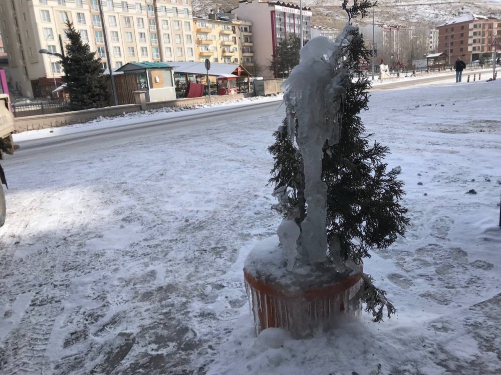 BAYBURT'TA 2 GÜNDÜR ARALIKLARLA YAĞAN KAR GECE SAATLERİNDE ETKİSİNİ ARTIRARAK ŞEHRİ BEYAZA BÜRÜDÜ. KAR KALINLIĞI 40 SANTİMETREYİ BULDU