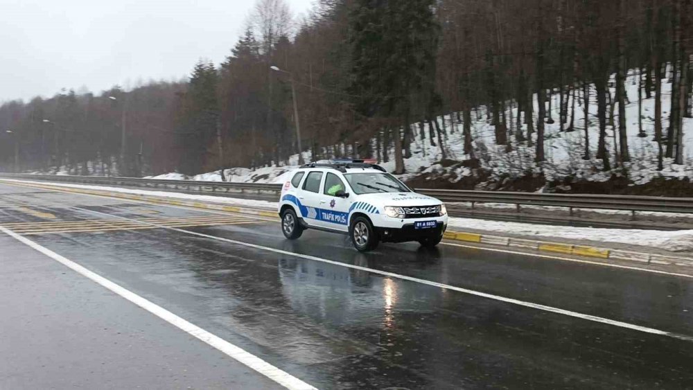 BOLU DAĞI’NDA KAR YAĞIŞI ETKİLİ OLUYOR. TÜRKİYE'NİN EN ÖNEMLİ KARA YOLU GEÇİŞİ OLAN BOLU DAĞI'NDA ÖĞLE SAATLERİNDE BAŞLAYAN YAĞMUR, YERİNİ KAR YAĞIŞINA BIRAKTI