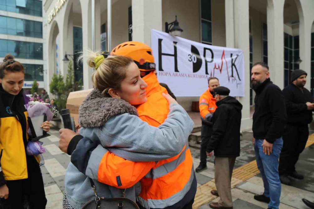 DEPREM BÖLGESİNDEN DÖNEN HAPAK EKİBİNE ARTVİN’DE DUYGUSAL KARŞILAMA